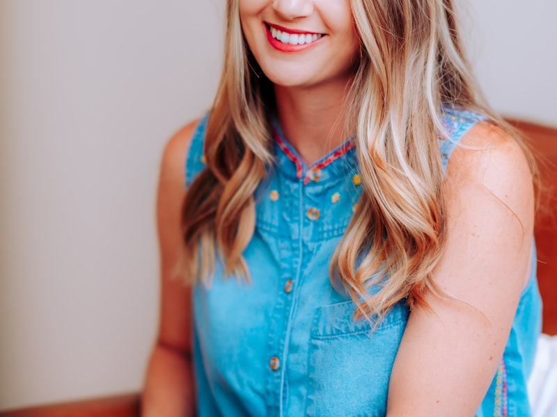 阿根廷国家男子足球队队长梅西在比赛中带球突破的经典画面